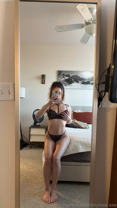 Tinytoes Exe model erotic pics