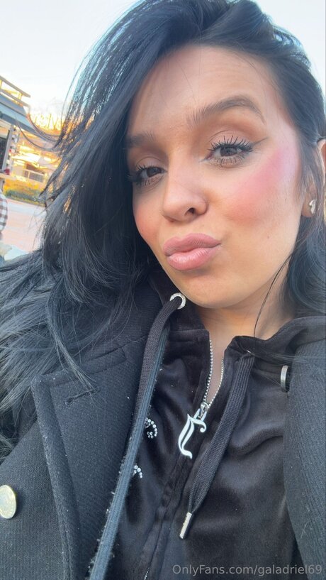 Galadriel69 model top image