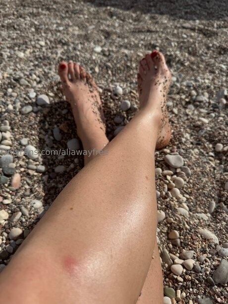 Aliawayfree naked pornstar pic