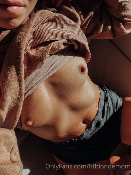 Fit Blonde Mom_ pretty actress galleries