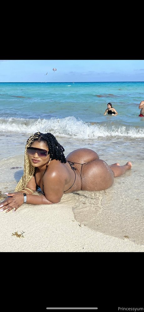 Sis Yummy model hd photo