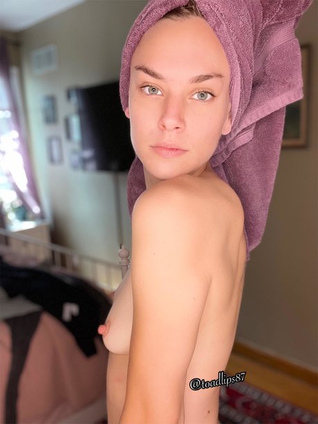 _Toadlips erotic model photo