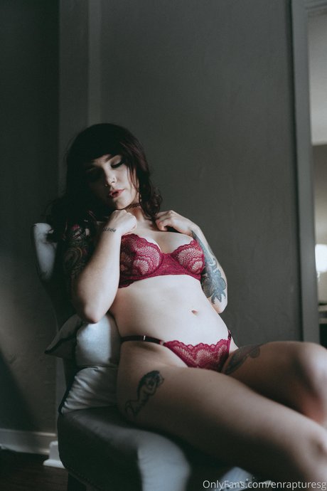 _Elise Tails model free image