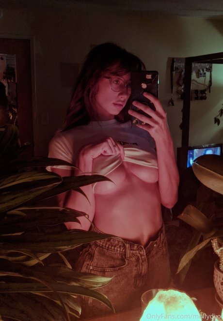 Molly Dixx adult model photo