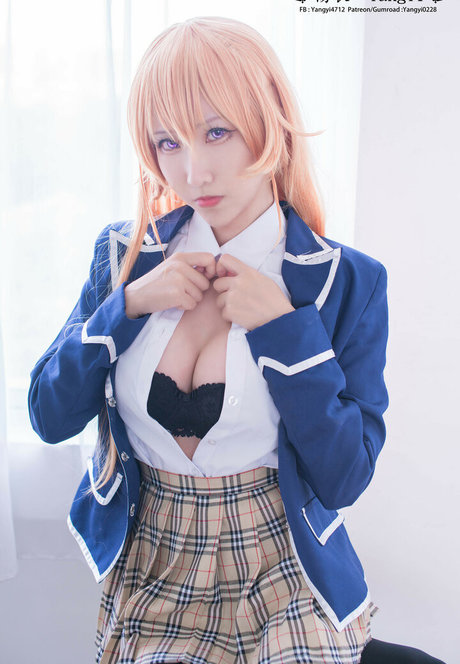 _YangYi model adult photo