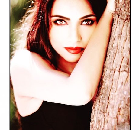 Zoya Rathore model hot gallery