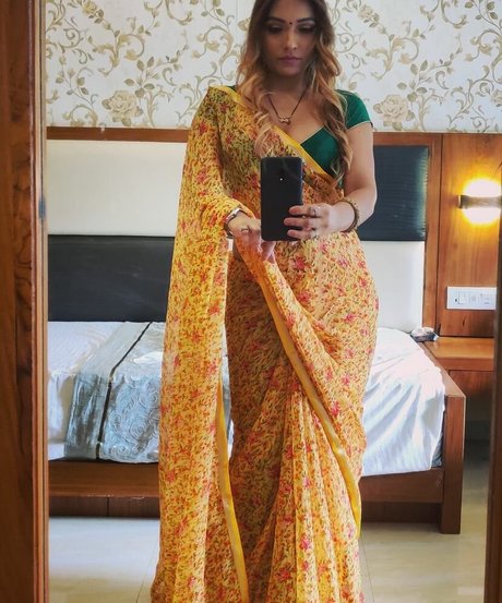 Zoya Rathore star art img