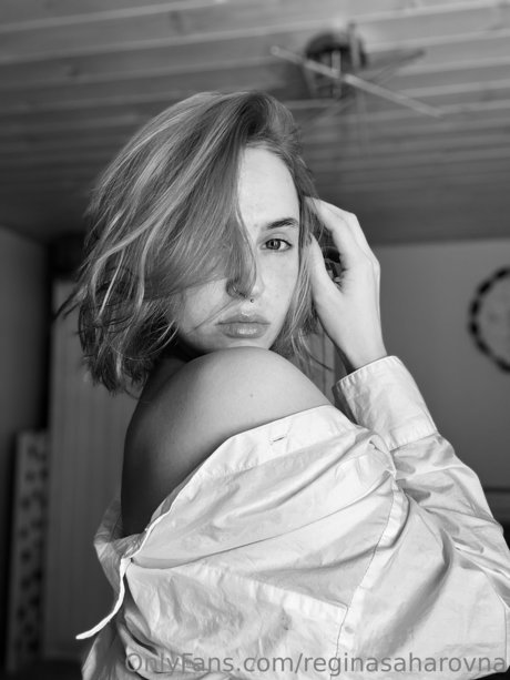 Regina Sahar beautiful star image