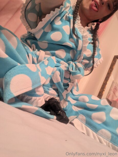 Nyxi Leon star top pictures