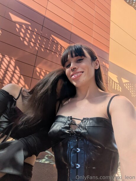 Nyxi Leon porn actress pictures