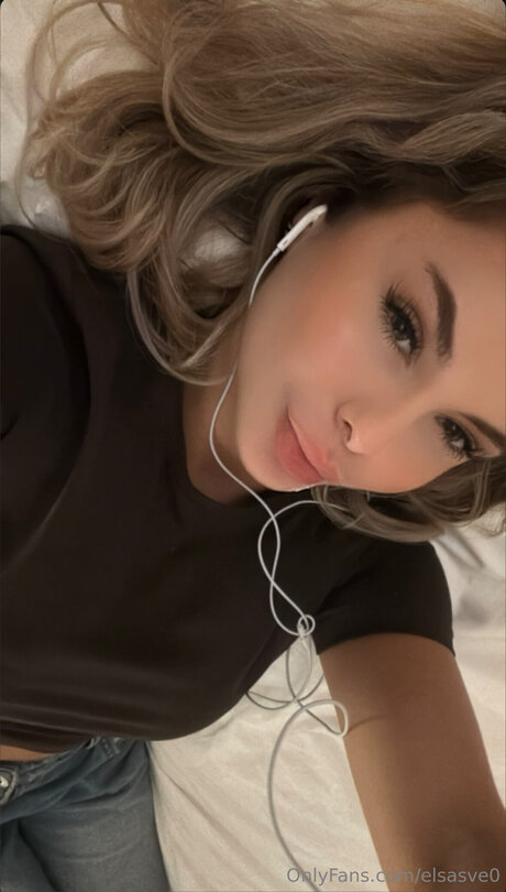 Elsasve0 pornstar naked image