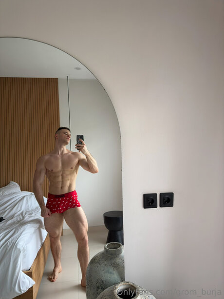 Grom Burja sex model img