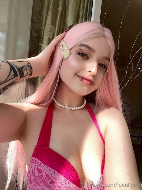 Lovellyeli naked model photo