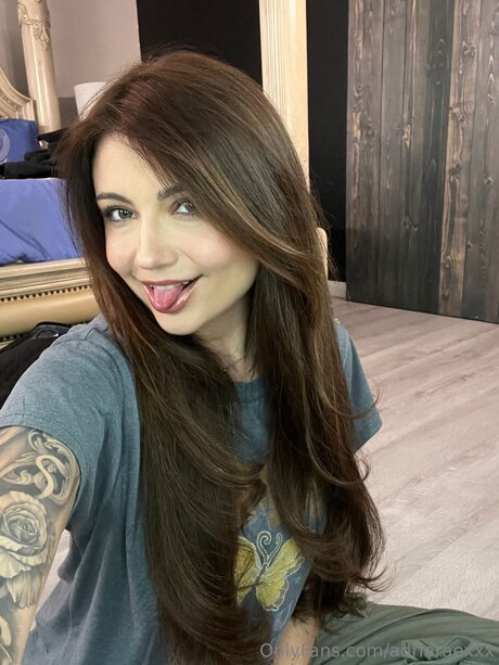 Adriaraexxx star photo
