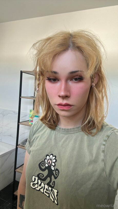 Meowriza model perfect pic