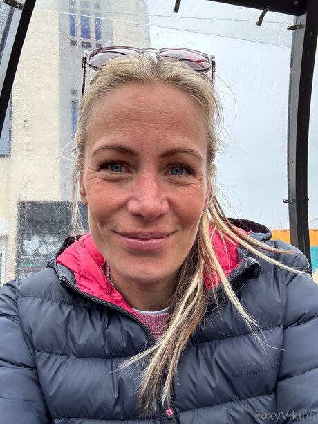 Foxyviking erotic model picture