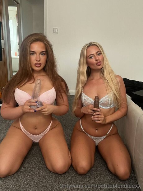 Petiteblondieexx art model picture