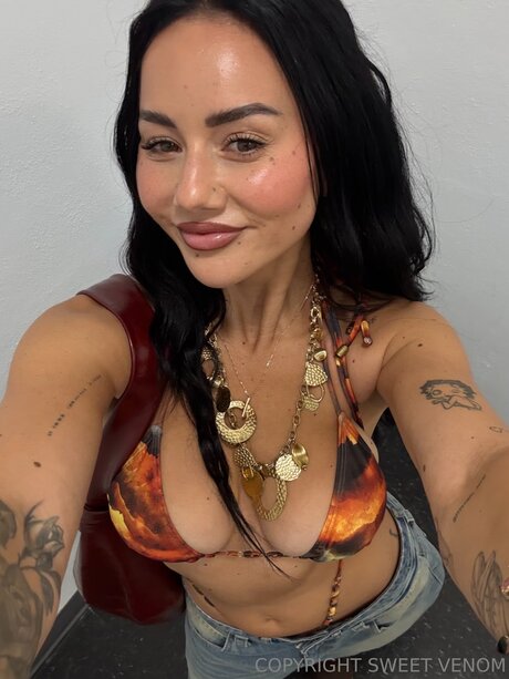 Zancsblackbook model erotic pic