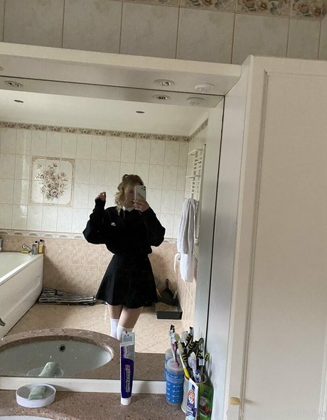 Dinulya model hd picture