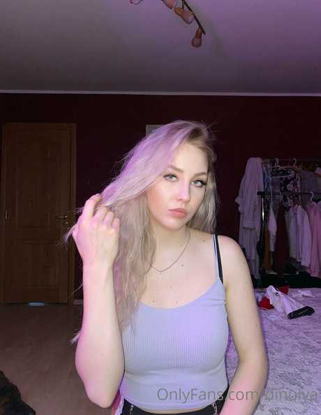 Dinulya erotic actress pic