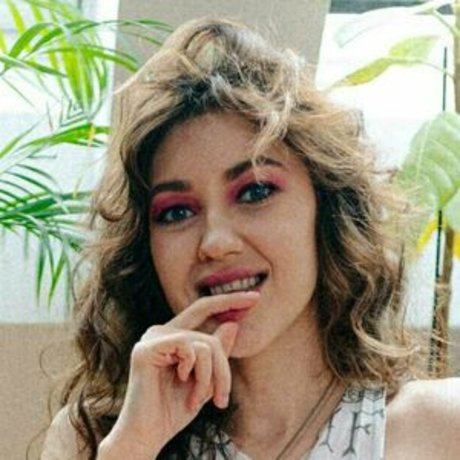 Annie Opium model top pic