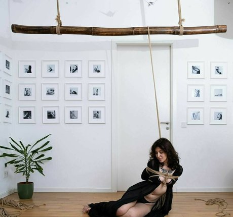 Annie Opium model nude img