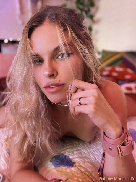 Bobbiesmodernlife erotic pornstar image