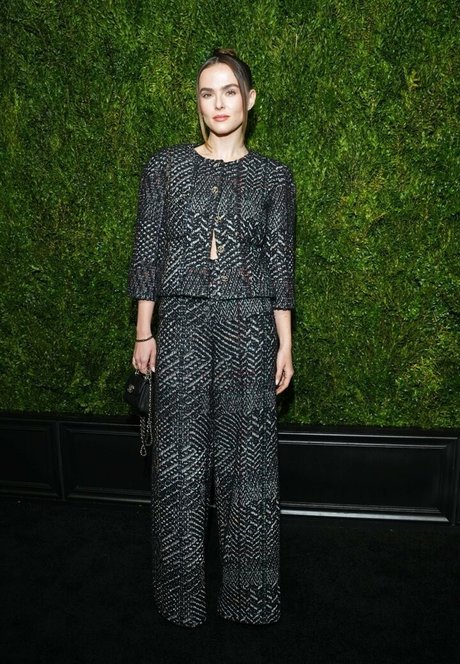 Zoey Deutch star adult pic