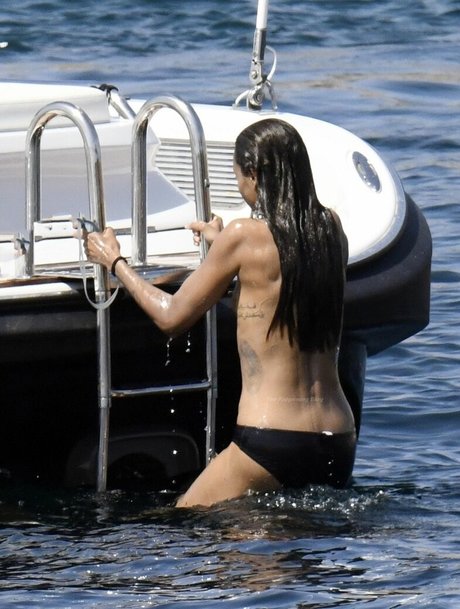 Zoe Saldana star hd photo