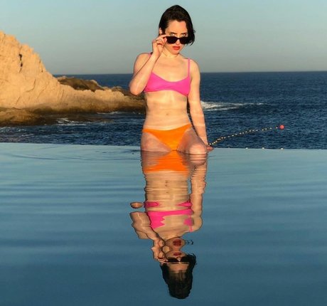 Zoe Lister Jones model beautiful pic