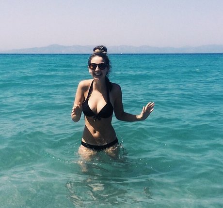 Zoe Sugg high quality model img