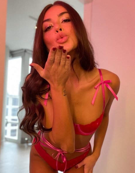 Zoe Roe star adult pics