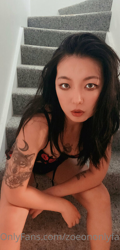 zoeononlyfans high quality model picture