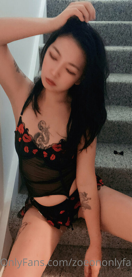 zoeononlyfans model adult gallery