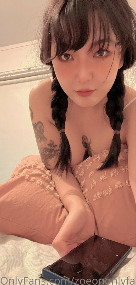 zoeononlyfans exclusive pornstar img