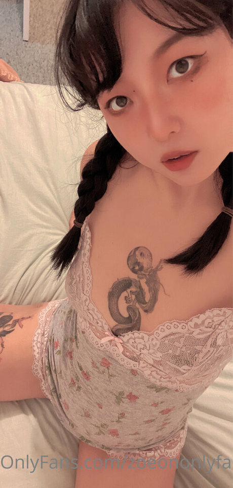 zoeononlyfans star adult photo