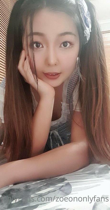 zoeononlyfans model naked image