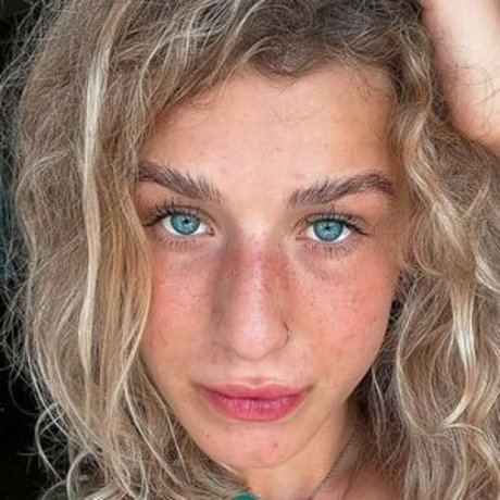 Zoe Elise Freedman naked model pictures