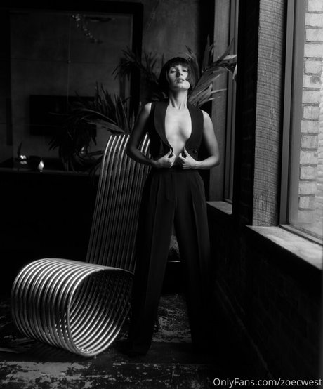 zoecwest naked pornstar pics