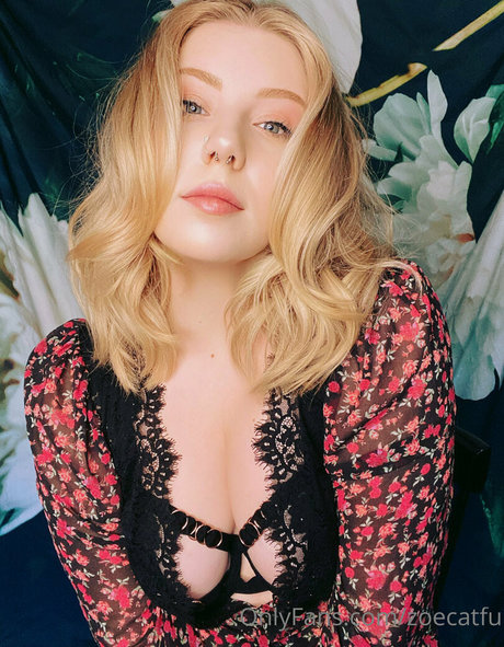 ZoeCatfu model xxx photo