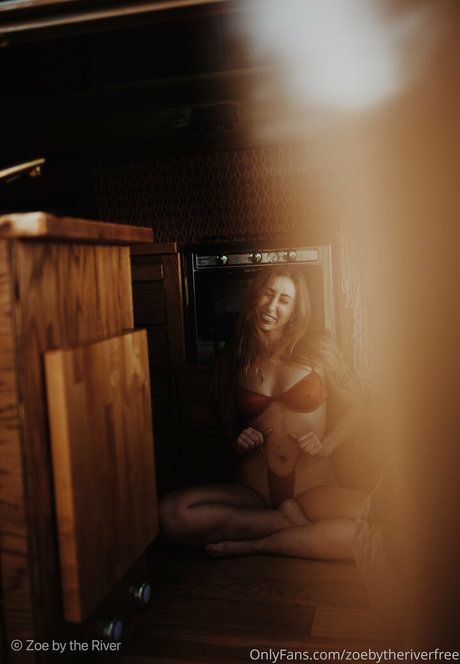 zoebytheriverfree top model photo