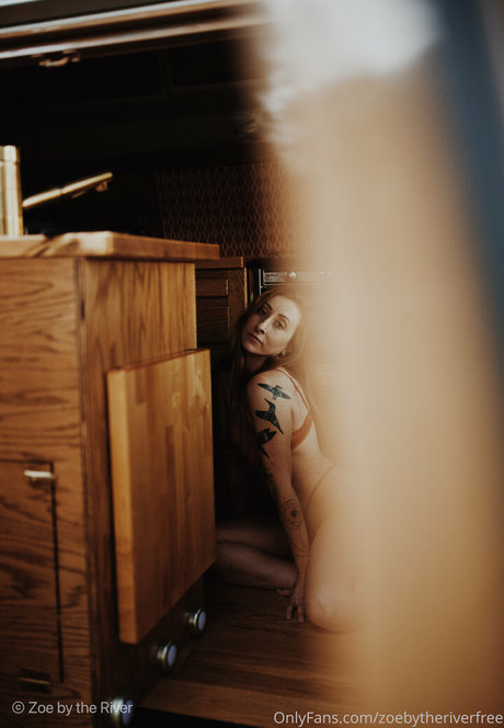 zoebytheriverfree model art pic