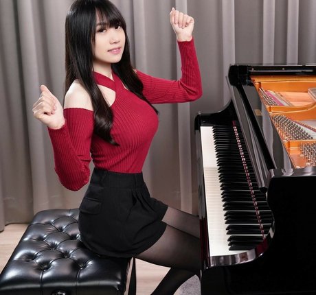 Rus Piano sexy model images