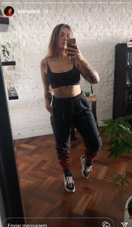 Elana Dara adult model image