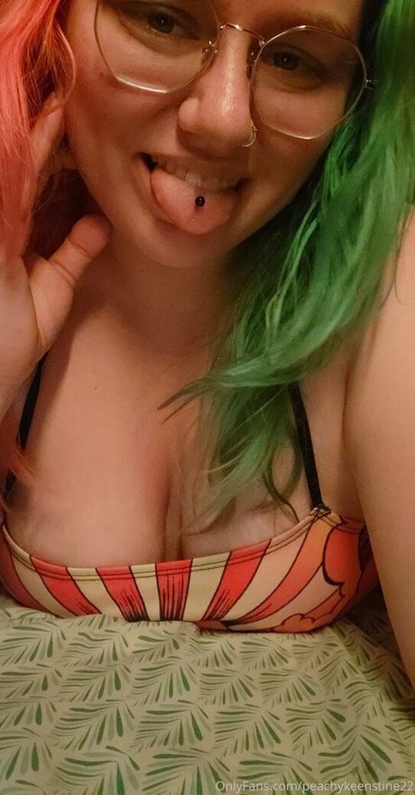 peachykeenstine22 model pornographic image