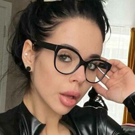 TinaKross model pornographic pics