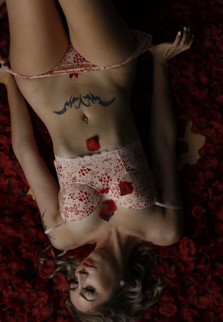 skyebaby95 naked actress img