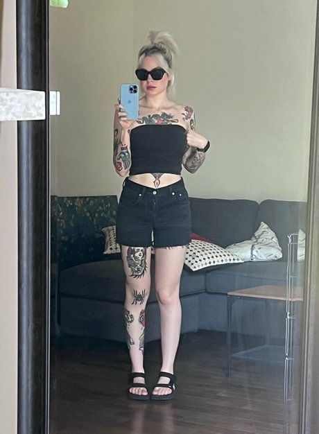 Anisa Jomha model pretty picture