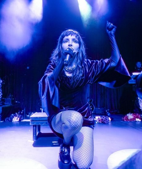Lauren Mayberry star hot picture