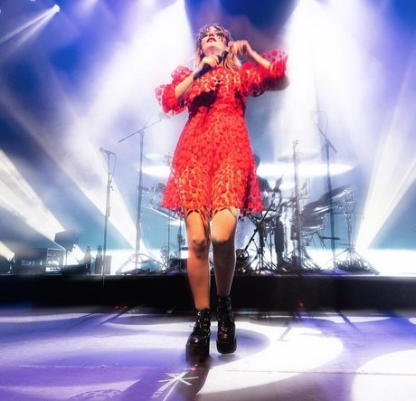 Lauren Mayberry sex model img